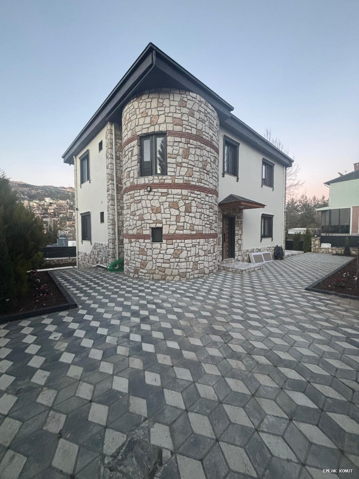 "ÖZGÜVEN'DEN FIRSAT!!! MÜKEMMEL KONUMDA, ÖZEL YAPIM, KAPANMAZ CEPHE 4+1"