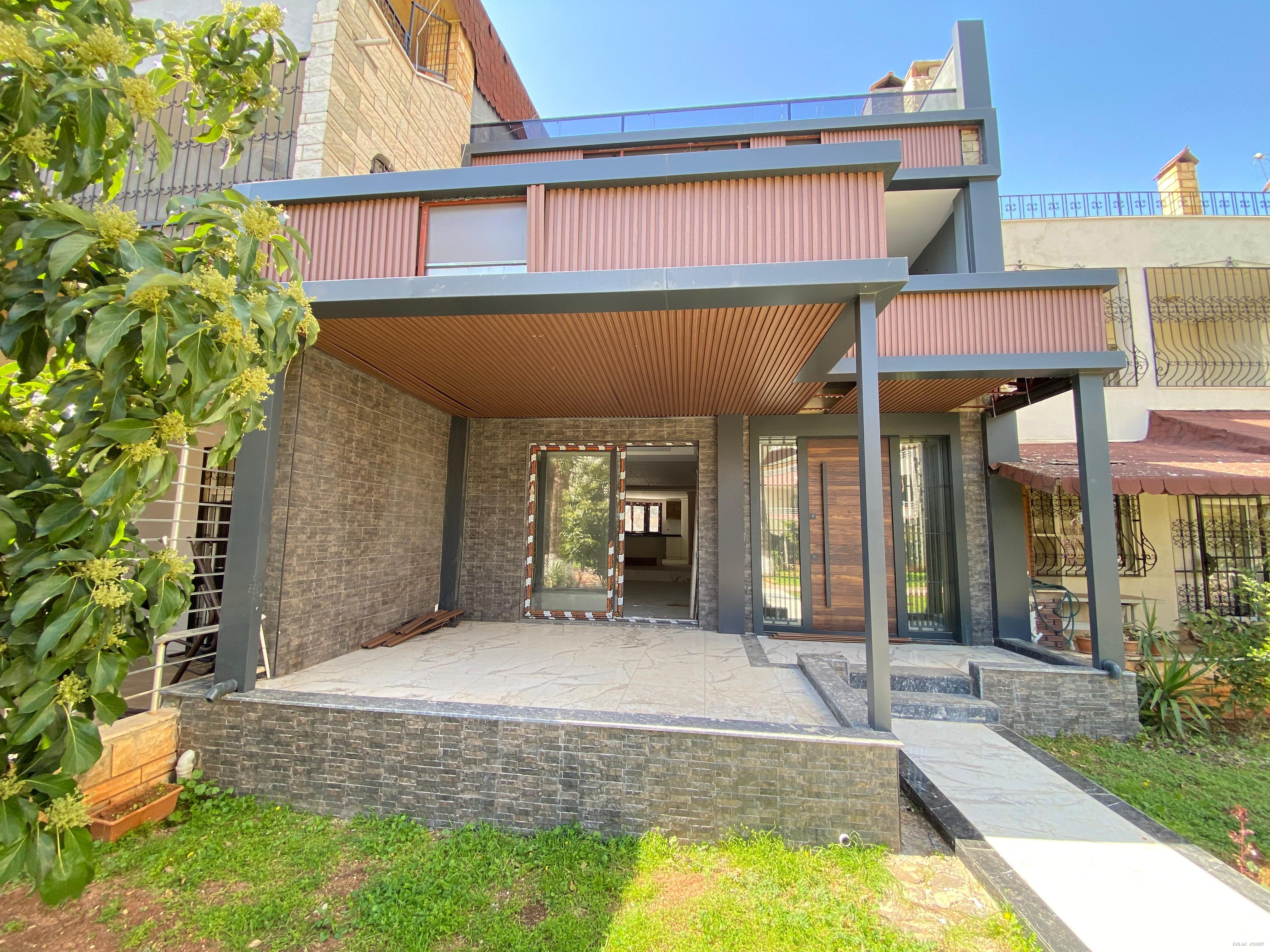 "ÖZGÜVEN'DEN DENİZE SIFIR SİTE İÇERİSİNDE MÜKEMMEL YAPILI TRİPLEKS"