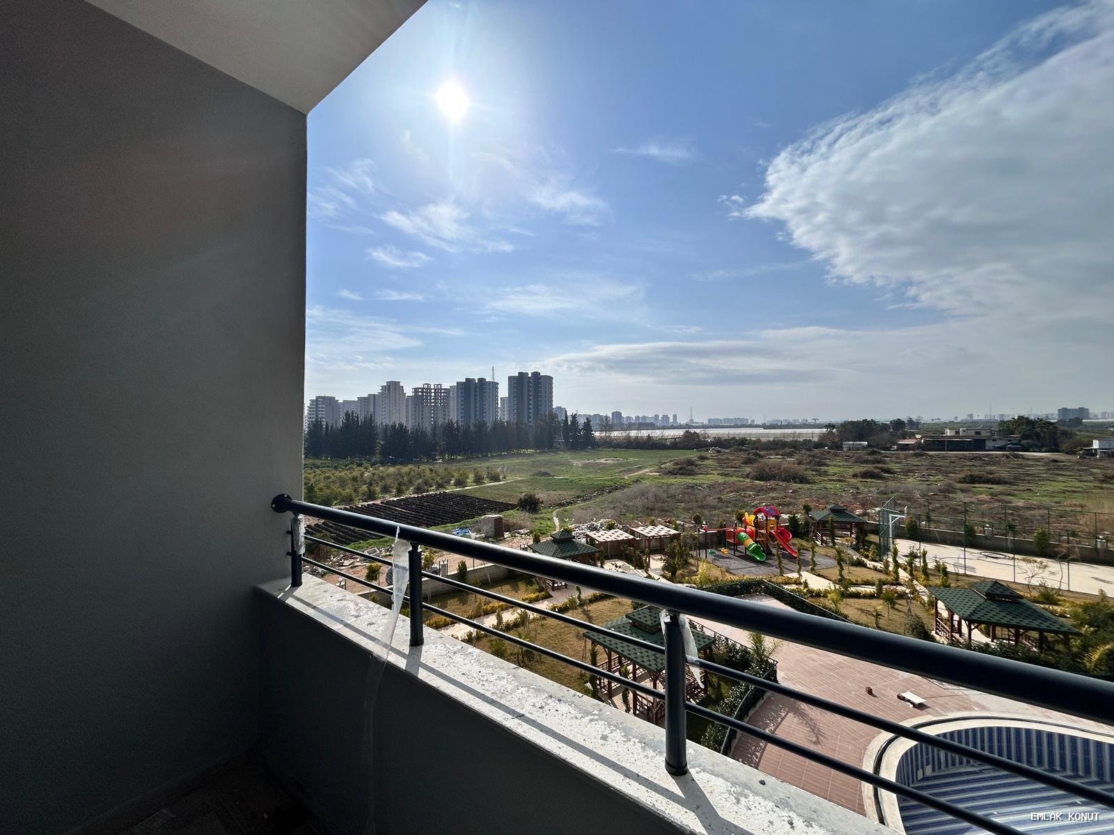 ''ÖZGÜVEN'DEN  CEPHELER AÇIK, 2 BALKON, HAVUZLU SİTE İÇERİSİ 1+1''