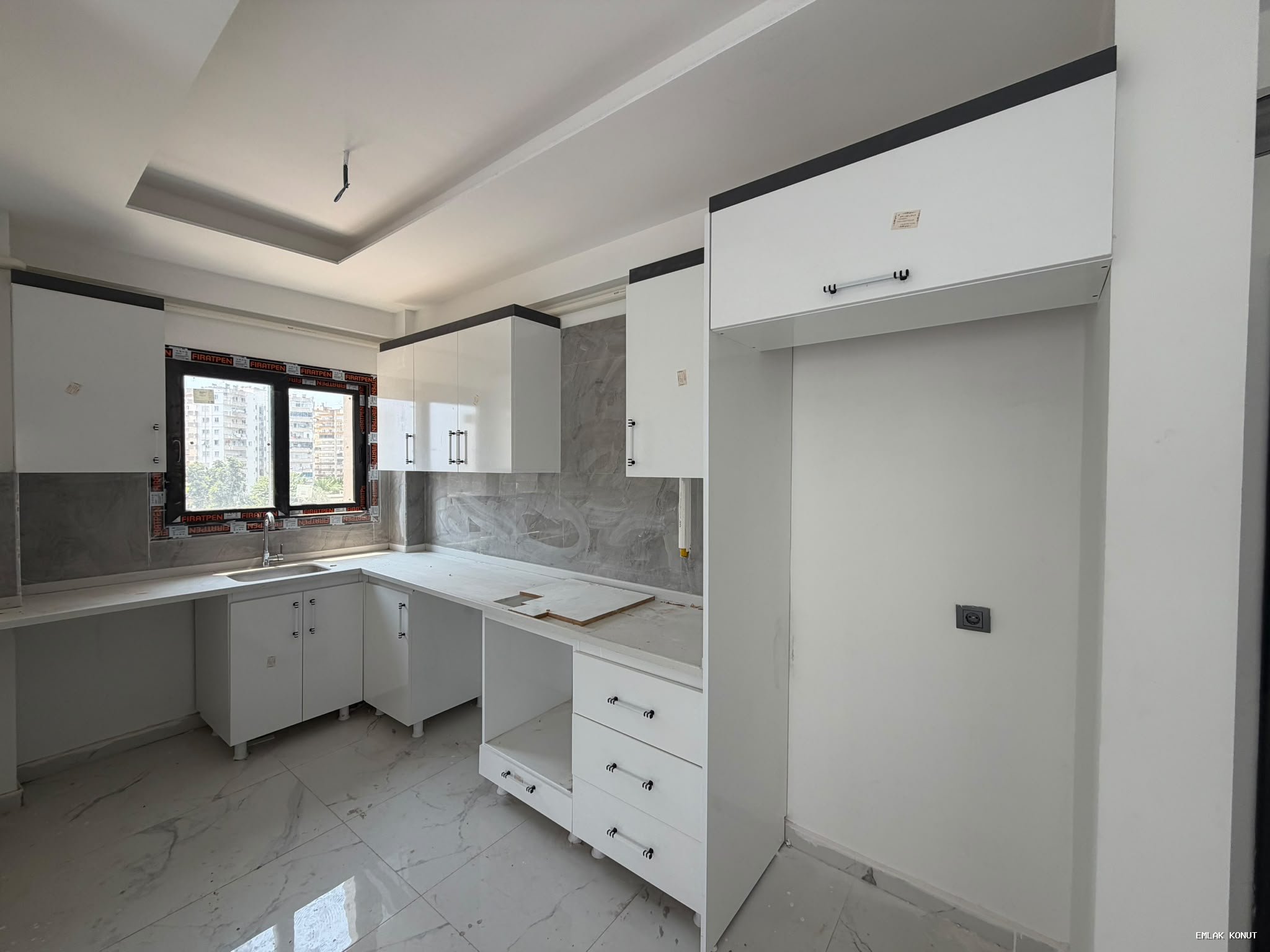 "GENİŞ OTURUM VE BALKON KEYFİ BİR ARADA 2+1 FIRSATI"