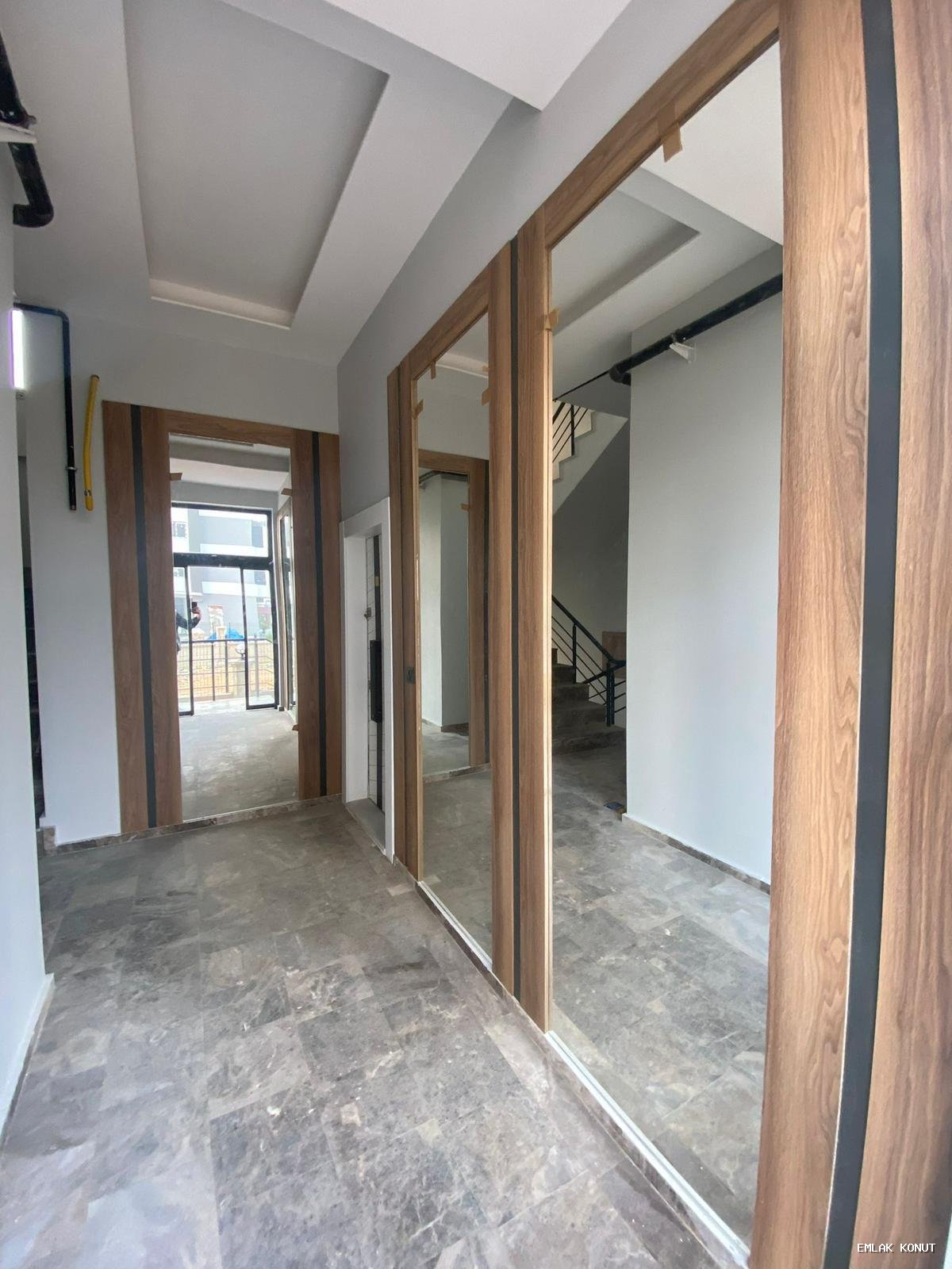 "ÖZGÜVEN'DEN YATIRIMA VE OTURUMA UYGUN AİLE APARTMANINDA SATILIK1+1"